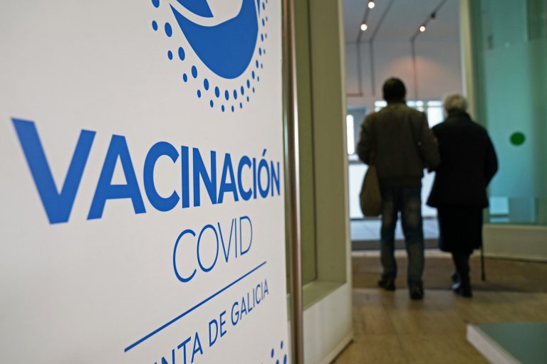 Galicia reabre este jueves los recintos masivos de vacunación contra la gripe y la covid para la franja 65-79 años