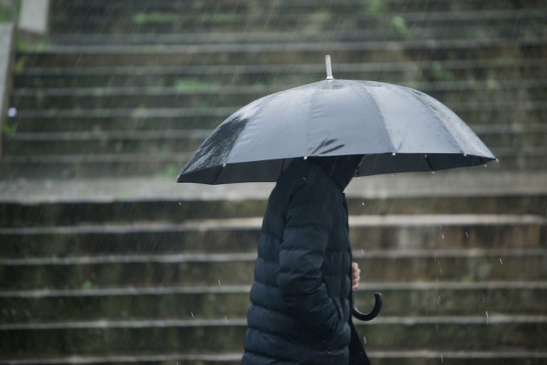 Crecidas de ríos y carreteras anegadas, primeras incidencias por las fuertes lluvias al sur de Pontevedra