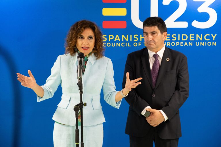 Montero defiende que los beneficios «extraordinarios» de banca y energéticas avalan que el impuesto no las perjudica