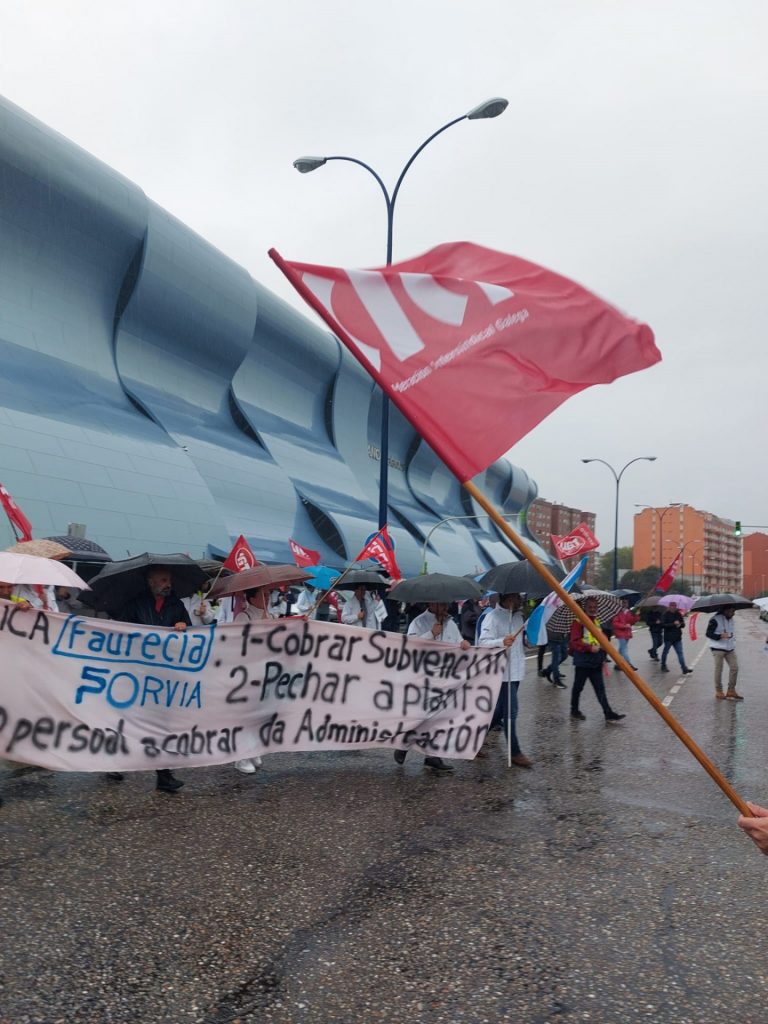 Decenas de empleados de la antigua filial de Faurecia en O Porriño recorren las calles de Vigo para pedir una solución