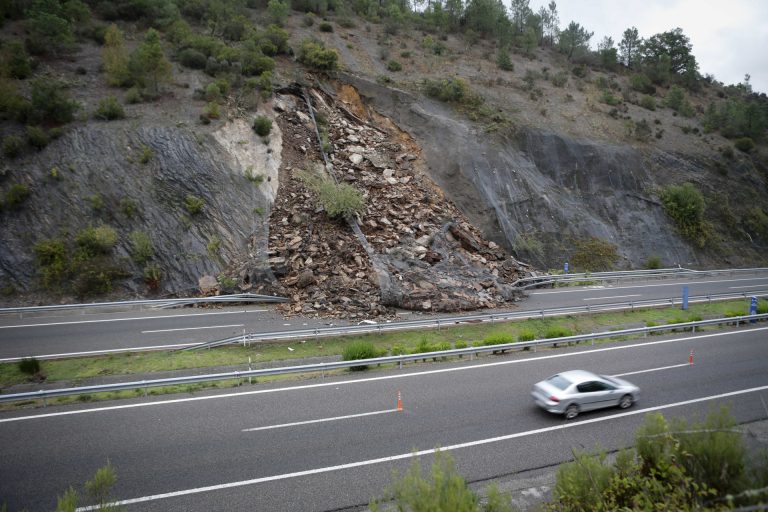 El BNG exige que se agilicen los trabajos para solucionar el derrumbe registrado en la A-6 en Becerreá (Lugo)