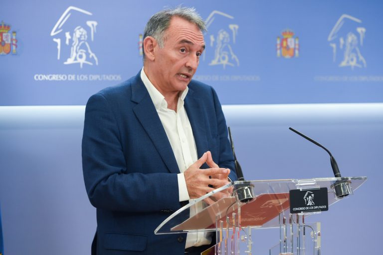 Sumar acusa a las CCAA gobernadas por el PP de «negarse» a acoger a menores no acompañados llegados a Canarias