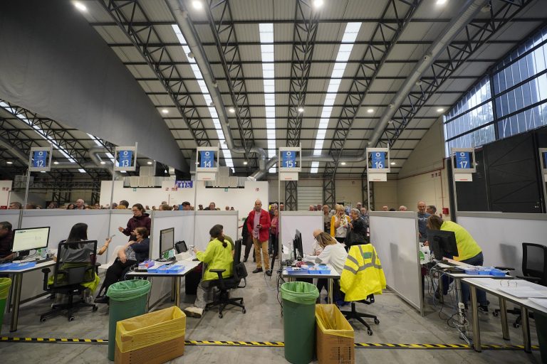 La vacunación en grandes recintos arranca con normalidad general, a excepción de un retraso de dos horas en Pontevedra