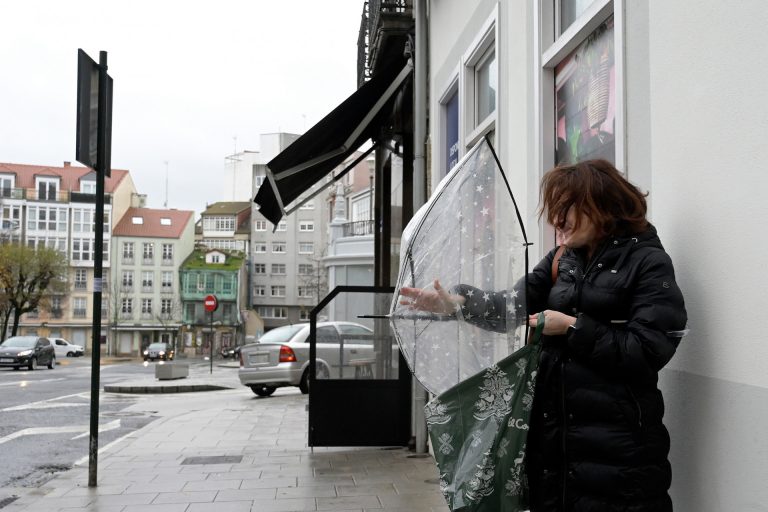 Buena parte del litoral tendrá mañana oleaje muy fuerte y las precipitaciones fuertes caerán sobre Galicia