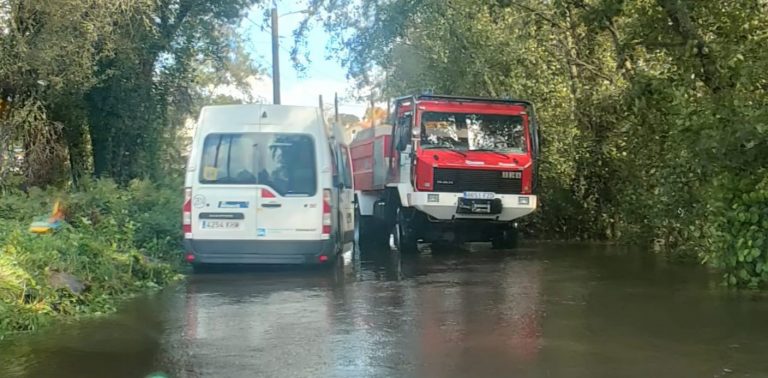 Un microbus escolar queda atrapado en Allariz (Ourense) tras la crecida del río Arnoia