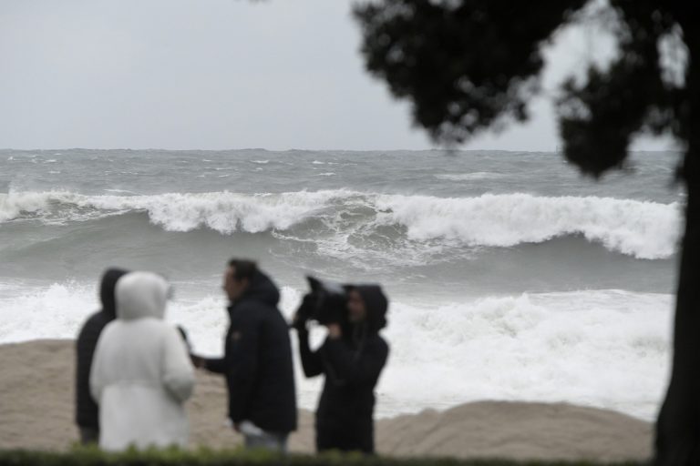 Gran parte de la costa gallega estará este viernes en alerta naranja por oleaje