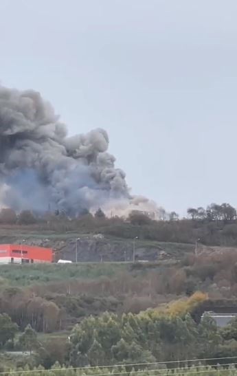 Activado el nivel 1 del plan de emergencias por el incendio en la planta de la empresa Sogarisa en As Somozas (A Coruña)