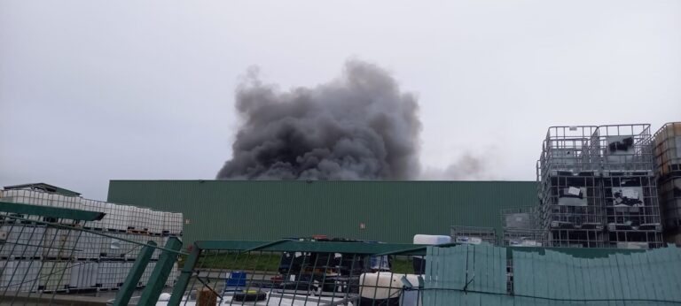 Extinguido el incendio que causó daños importantes en las instalaciones de Sogarisa en As Somozas (A Coruña)