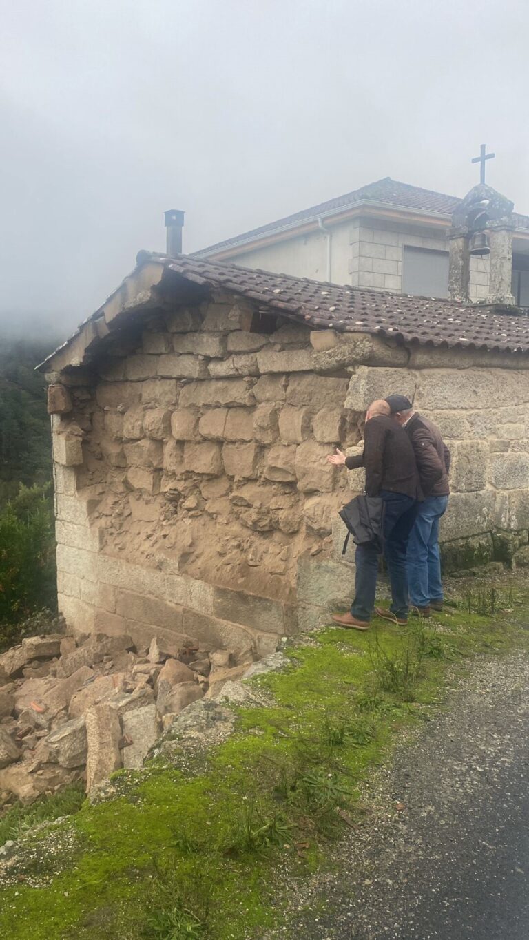Las lluvias causan el derrumbe de parte de la capilla de San Roque de Boborás