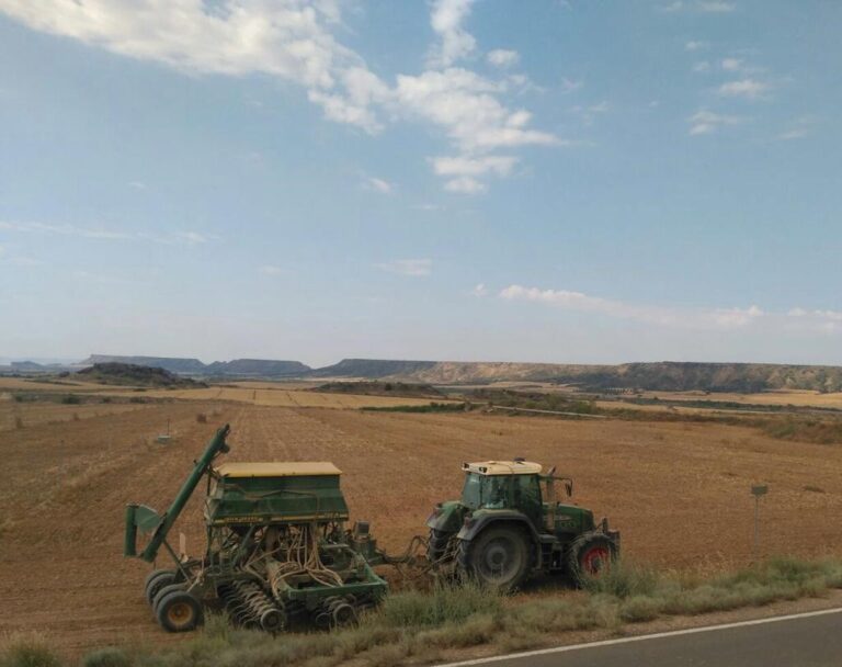 Sucesos.- Muere un hombre al volcar el tractor que conducía en una finca de Guitiriz (Lugo)