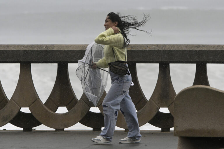 La borrasca Ciarán entrará en Galicia el miércoles y traerá rachas de viento de hasta 100 km/h y temporal costero