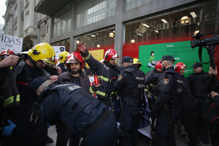 Cientos de bomberos se concentran en Lugo para exigir un convenio digno y Tomé no ve «admisible» su petición salarial