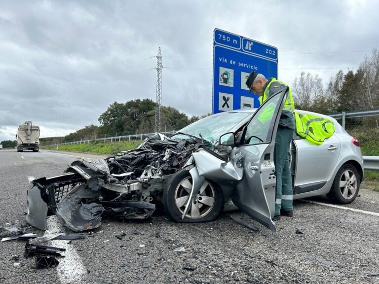 Herida grave una mujer de 72 años en una colisión entre un coche y un camión en la A-52 a la altura de Allariz (Ourense)