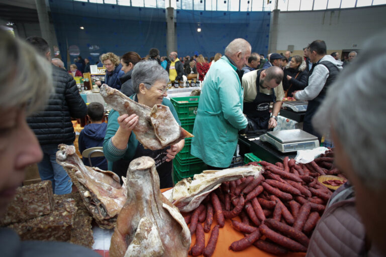 La Feria de Santos de Monterroso (Lugo) desafía el mal tiempo de la borrasca Kiarán