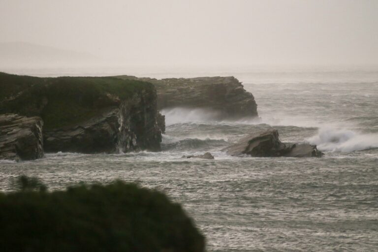 El temporal ‘Ciarán’ deja un reguero de incidencias en Galicia con vientos de 168 km/h en Lugo y fuertes lluvias