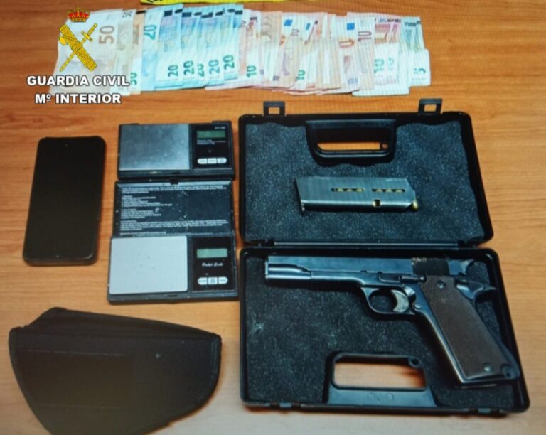 Detenido un vecino de Ponteareas (Pontevedra) por dedicarse al menudeo de droga y poseer una pistola en su domicilio