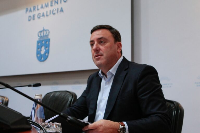 El presidente de la Diputación de A Coruña reprocha a la Xunta la «congelación» de fondos y le urge financiación