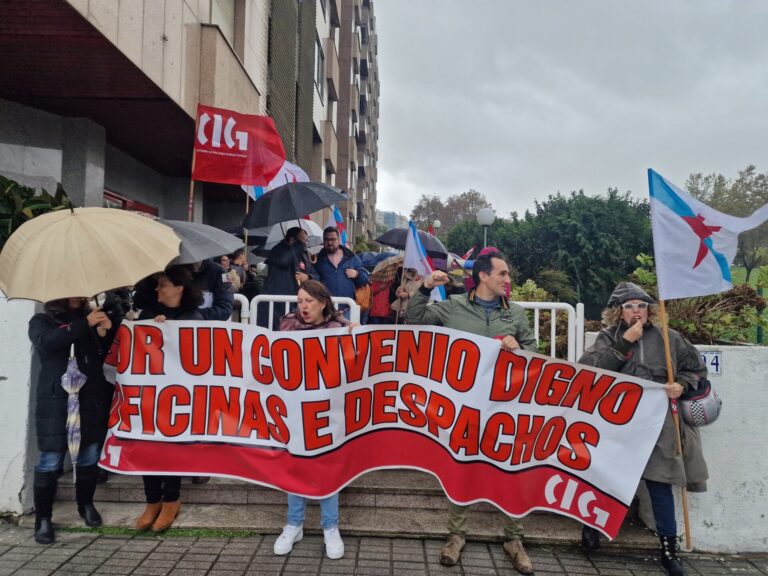 Decenas de trabajadores del sector de oficinas y despachos de Pontevedra piden a la patronal un convenio «digno»