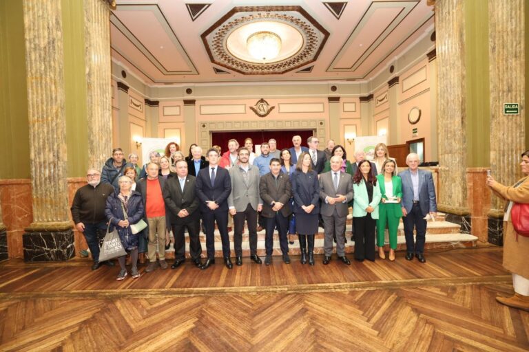 El presidente de la Diputación de A Coruña y una diputada del PP, premiados por los movimientos vecinales gallegos