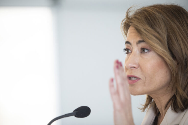 Raquel Sánchez confirma la intención del Gobierno de mantener los descuentos al transporte en 2024