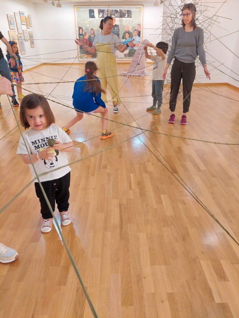 La Fundación María José Jove promueve un taller de arte para familias con menores de hasta cinco años