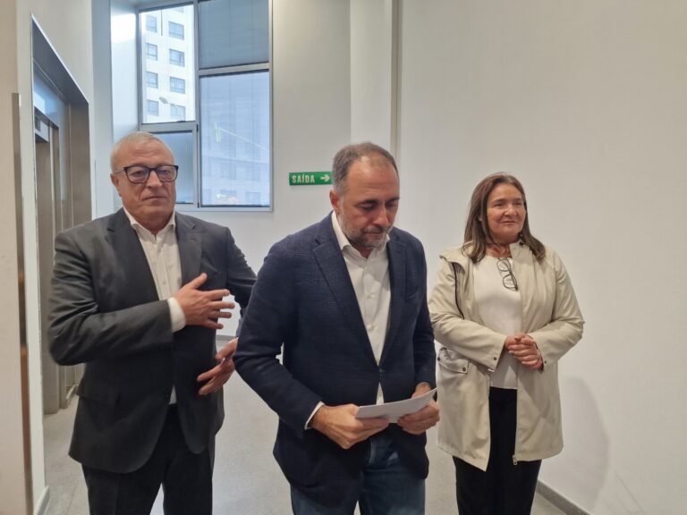CESM pide mejores condiciones para médicos y la Xunta reivindica que su retribución está entre las más altas de España