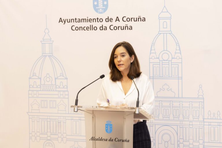 La alcaldesa de A Coruña defiende el «acuerdo de progreso» de BNG y PSOE y destaca el compromiso sobre los muelles