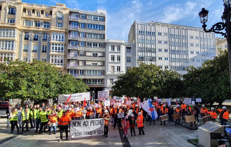 Unas 200 personas se concentran ante el TSXG contra el cierre de la mina de Penouta, en Viana do Bolo
