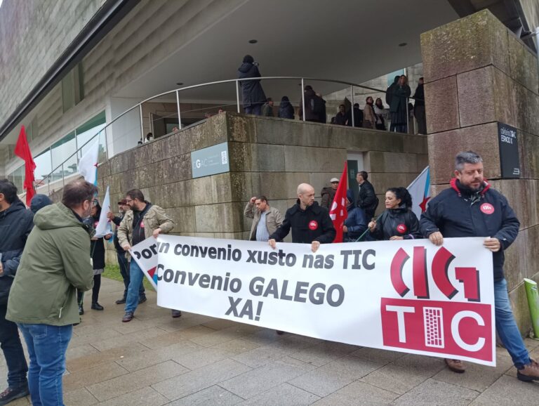 La CIG se concentra ante el foro laboral que se celebra en Santiago para reclamar un convenio gallego para el sector TIC