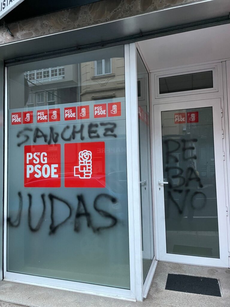 Aparecen pintadas en la sede socialista de Vimianzo, un acto «inadmisible» que el PSOE condena
