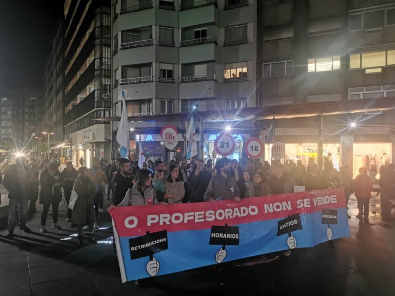 Profesores se concentran en las siete ciudades gallegas contra el acuerdo «low-cost» de ratios y horarios
