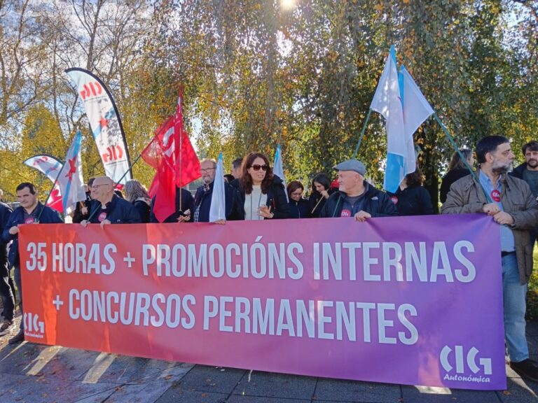 Concentración frente a las dependencias de la Xunta para urgir la jornada de 35 horas para todo el personal autonómico