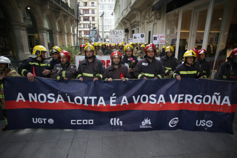 Bomberos comarcales en huelga se manifestarán por las calles de Santiago este viernes