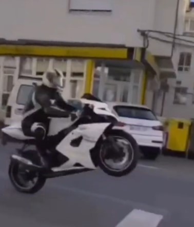 Decomisan la motocicleta a un hombre investigado por realizar ‘caballitos’ en el centro de Guitiriz (Lugo)