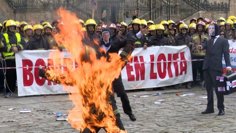 Bomberos se queman a lo bonzo en el Obradoiro para denunciar el «daño» que sufren por parte de Xunta y diputaciones