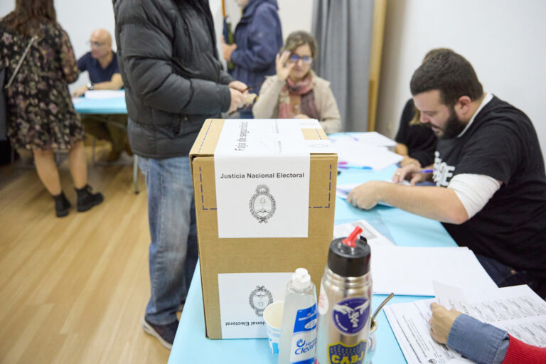 Argentinos en Galicia, «preocupados» ante unas elecciones presidenciales «polarizadas» y marcadas por el «voto del odio»