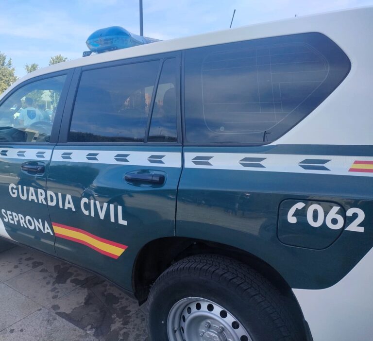 Investigan los daños causados por la retirada con maquinas de un catamarán en Louro (A Coruña) de una zona protegida