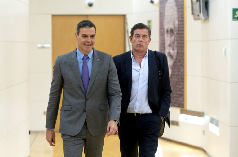 Besteiro asegura que el nuevo gobierno estará volcado al «100% con Galicia», «al margen del origen de los ministros»