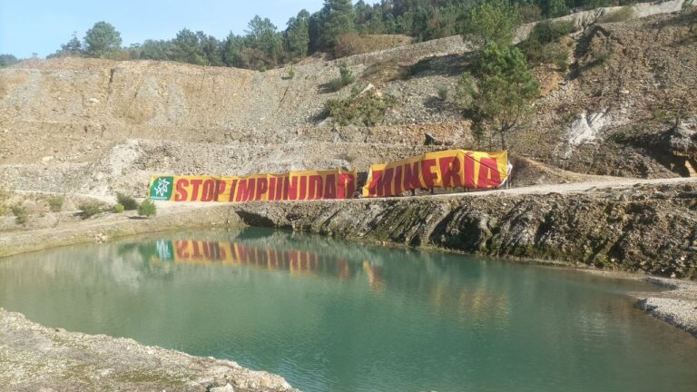 Mariscadoras y ecologistas «ocupan» la mina de San Finx para reclamar el fin de la «impunidad» con sus vertidos