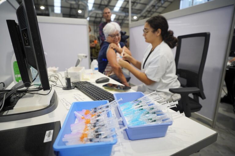 Galicia supera el medio millón de personas vacunadas contra la covid-19 en la actual campaña