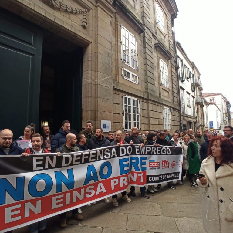 Los trabajadores de Einsa Print llevan su protesta a Santiago para pedir una ampliación del plazo de negociación del ERE