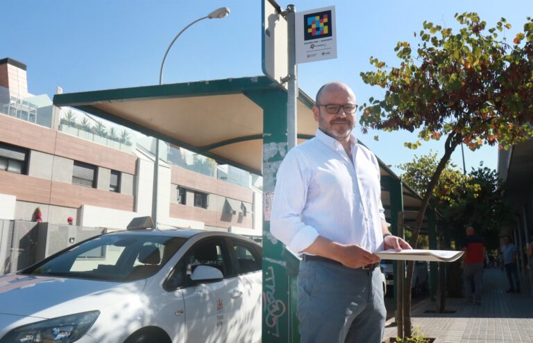 La actriz ourensana Lucía Álvarez y el médico del CHUS Soto Varela, premiados por la Asociación de Implantados Cocleares