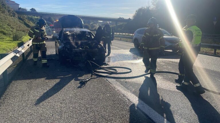 El incendio de un vehículo en la AP-9, a su paso por Cambre (A Coruña), provoca retenciones