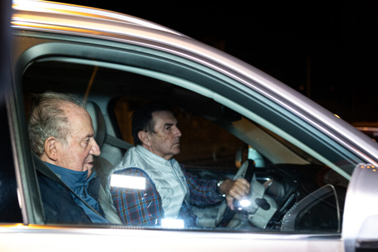 Juan Carlos I recibe la curiosa visita de tres pajes reales en Sanxenxo «por si necesita algo»