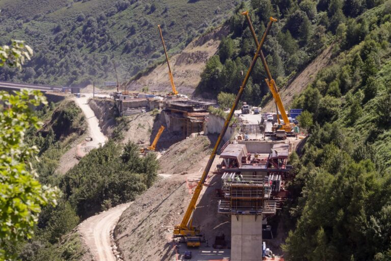 Las obras para recuperar el viaducto de la A-6 en sentido Madrid obligan a modificar los desvíos desde este viernes