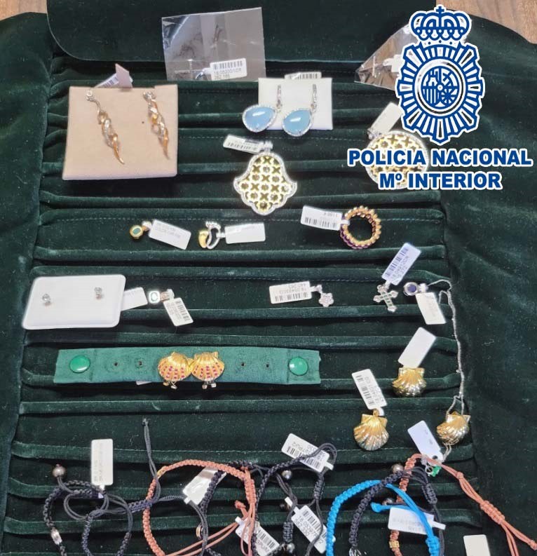 Localizan al propietario de un muestrario de joyas perdido en A Coruña tras encontrarlo una mujer en la calle
