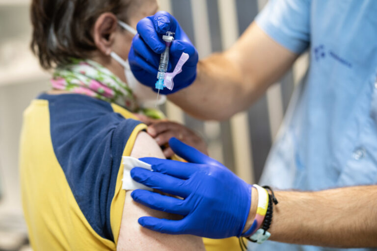 Sanidade mantiene activas las campañas de vacunación frente a la gripe y la Covid-19