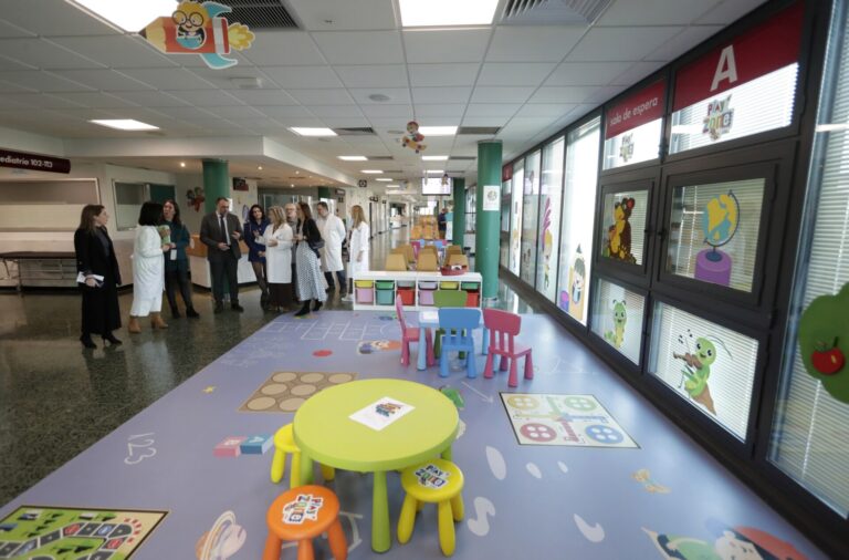 El renovado aspecto de la planta de Pediatría del CHUS que fomenta los hábitos saludables y los juegos al aire libre