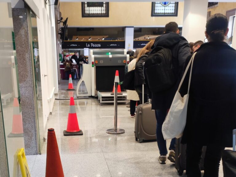 Renfe invierte 2,6 millones para modernizar la venta a bordo de los trenes y el acceso en las estaciones