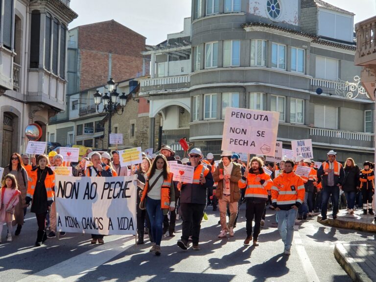 Cientos de personas se manifiestan en Viana do Bolo (Ourense) contra el cierre de la mina de Penouta